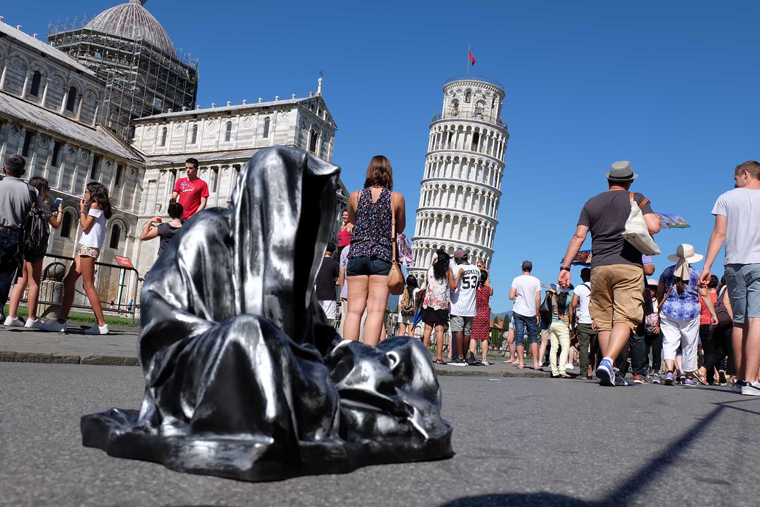 leaning tower of pisa italia guardians of time manfred kielnhofer contemporary fine art modern statue exclusive arts sculpture 3720