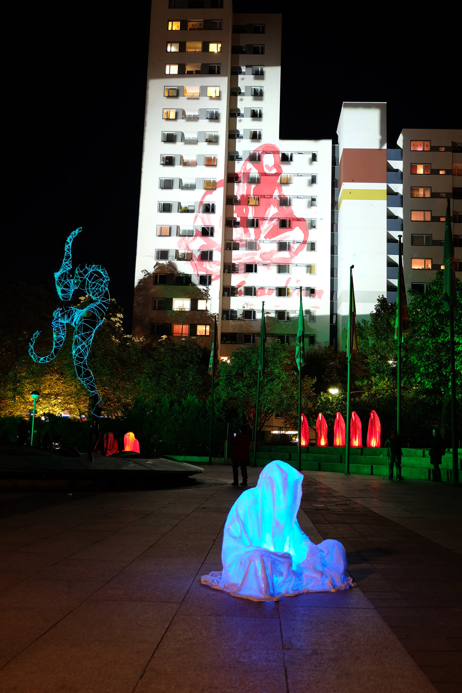 festival-of-lights-berlin-light-art-guardians-of-time-by-manfred-kielnhofer-contemporary-art-sculpture-statue-fine-art-design-ghost-faceless-9067