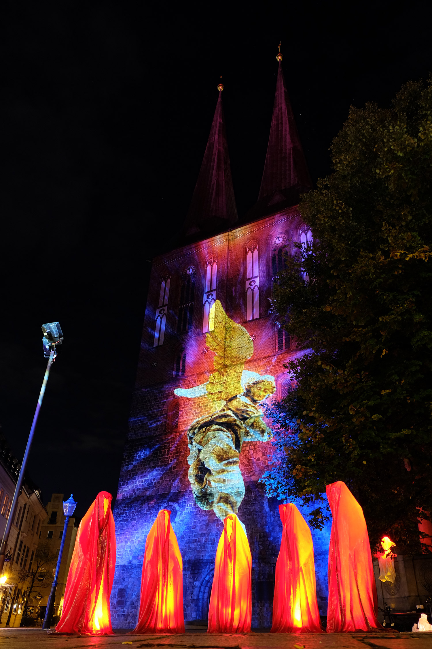 festival-of-lights-berlin-light-art-fine-arts-contemporary-sculpture-glow-guardians-of-time-manfred-kili-kielnhofer-statue-gallery-museum-festival-9026y