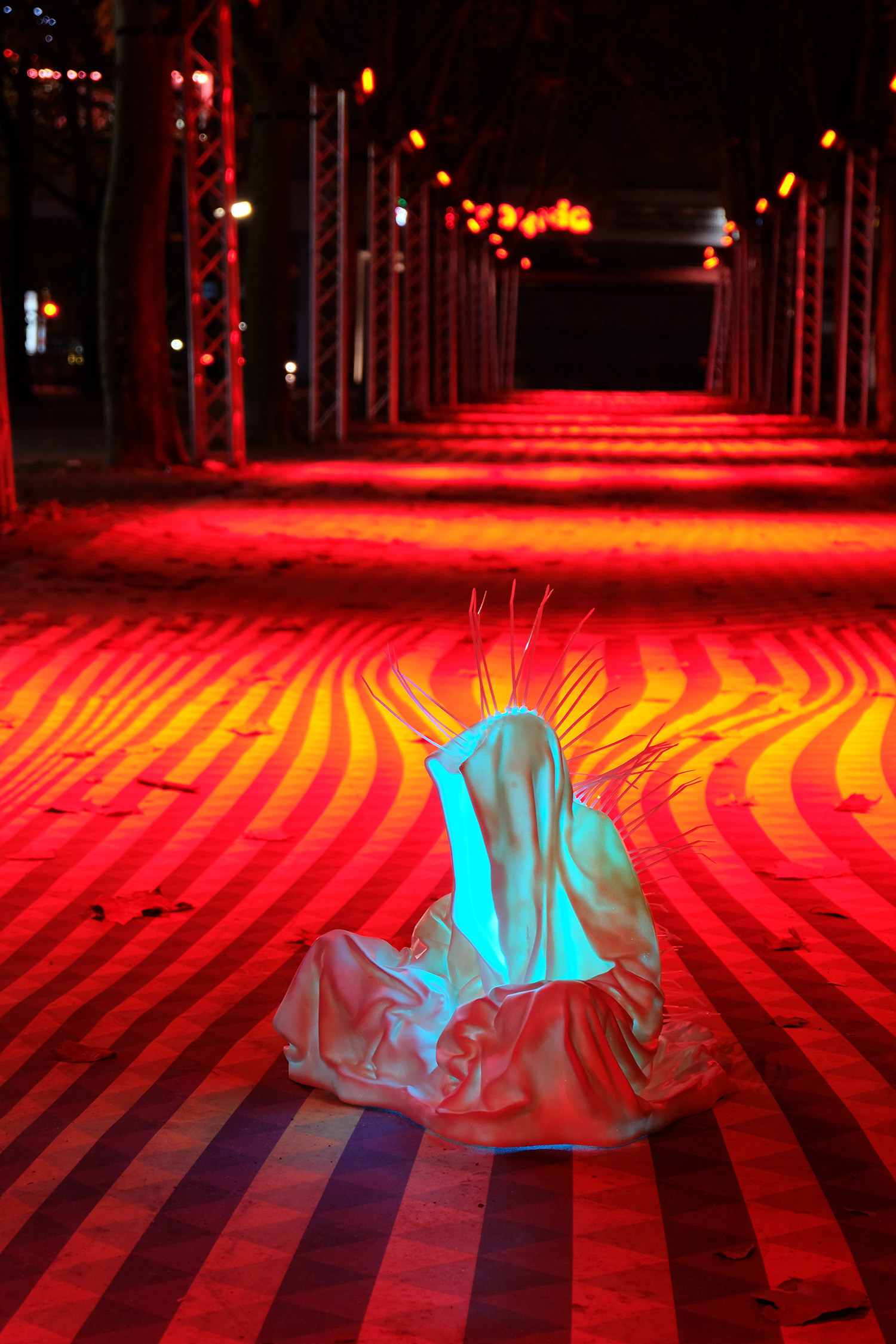 festival-of-lights-berlin-light-art-show-ilumination-lumina-glow-fine-art-modern-design-contemporary-sculpture-statue-ghost-faceless-9177