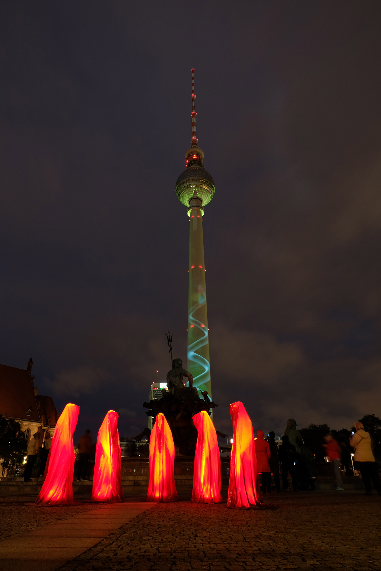 festival-of-lights-berlin-tv-tower-light-art-fine-arts-contemporary-art-guardians-of-time-manfred-kielnhofer-8679