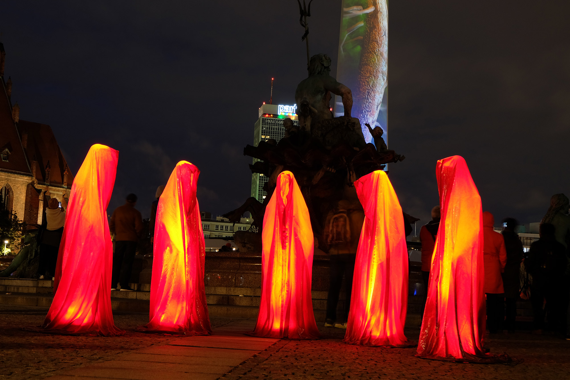 festival-of-lights-berlin-tv-tower-light-art-fine-arts-contemporary-art-guardians-of-time-manfred-kielnhofer-8682